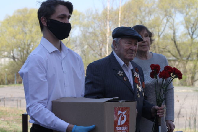 В Соликамске ветеранам войны вручили подарки по краевому проекту «Вам, родные»